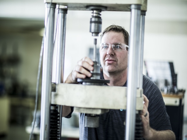 机械测试服务640 x 480